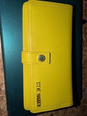 Steve Madden  Bright Yellow Wallet with zipper